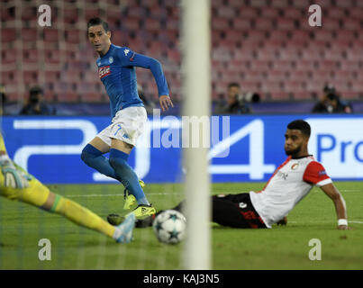 Neapel, Italien. 26 Sep, 2017. Napoli ist Jose Callejon (L) Kerben während der UEFA Champions League Gruppe F Fußball gegen Feyenoord in Neapel, Italien, Sept. 26, 2017. Napoli gewann 3-1. Credit: Alberto Lingria/Xinhua/Alamy leben Nachrichten Stockfoto