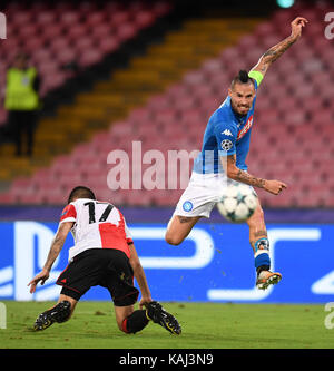 Neapel, Italien. 26 Sep, 2017. Das Feyenoord Marek Hamsik (L) Mias mit Napoli von Kevin Diks während der UEFA Champions League Gruppe F Fußballspiel in Neapel, Italien, Sept. 26, 2017. Napoli gewann 3-1. Credit: Alberto Lingria/Xinhua/Alamy leben Nachrichten Stockfoto