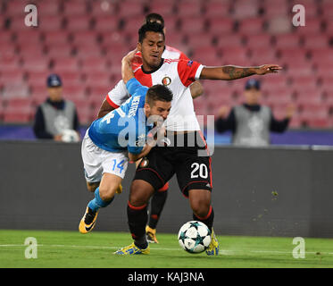 Neapel, Italien. 26 Sep, 2017. Napoli's Trocknet Mertens (L) Mias mit Feyenoord Renato Tapia während der UEFA Champions League Gruppe F Fußball matchin Neapel, Italien, Sept. 26, 2017. Napoli gewann 3-1. Credit: Alberto Lingria/Xinhua/Alamy leben Nachrichten Stockfoto