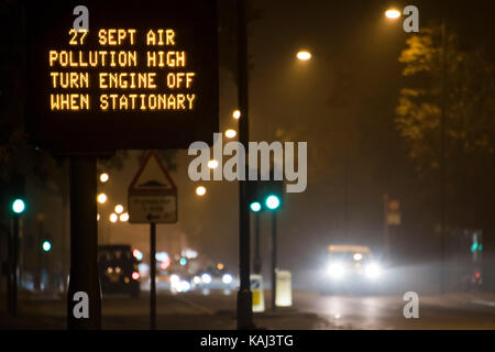 London, Großbritannien. 27 Sep, 2017. Warnungen der Verschmutzung aufgrund von Smoggy Bedingungen in London. Ein Schild warnt Pendler von potenziell gefährlichen Bedingungen auf Clapham Common Southside. London 27 Sep 2017 Credit: Guy Bell/Alamy leben Nachrichten Stockfoto