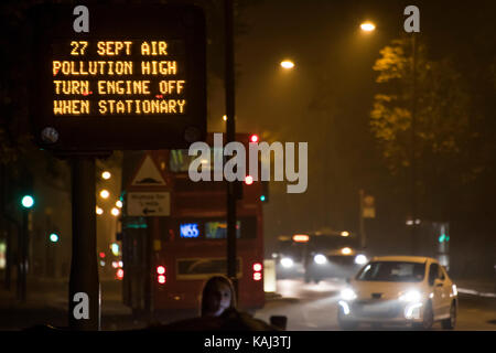 London, Großbritannien. 27 Sep, 2017. Warnungen der Verschmutzung aufgrund von Smoggy Bedingungen in London. Ein Schild warnt Pendler von potenziell gefährlichen Bedingungen auf Clapham Common Southside. London 27 Sep 2017 Credit: Guy Bell/Alamy leben Nachrichten Stockfoto