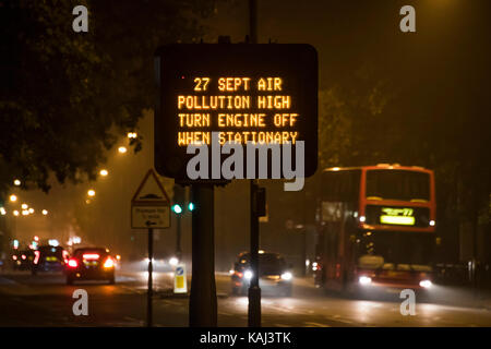 London, Großbritannien. 27 Sep, 2017. Warnungen der Verschmutzung aufgrund von Smoggy Bedingungen in London. Ein Schild warnt Pendler von potenziell gefährlichen Bedingungen auf Clapham Common Southside. London 27 Sep 2017 Credit: Guy Bell/Alamy leben Nachrichten Stockfoto