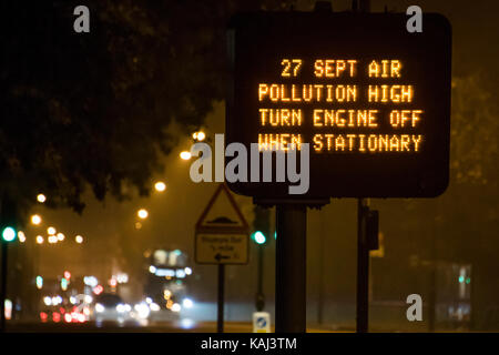 London, Großbritannien. 27 Sep, 2017. Warnungen der Verschmutzung aufgrund von Smoggy Bedingungen in London. Ein Schild warnt Pendler von potenziell gefährlichen Bedingungen auf Clapham Common Southside. London 27 Sep 2017 Credit: Guy Bell/Alamy leben Nachrichten Stockfoto