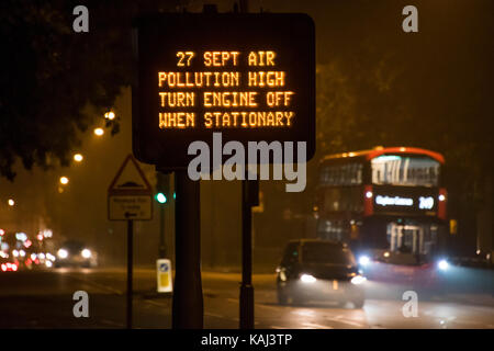 London, Großbritannien. 27 Sep, 2017. Warnungen der Verschmutzung aufgrund von Smoggy Bedingungen in London. Ein Schild warnt Pendler von potenziell gefährlichen Bedingungen auf Clapham Common Southside. London 27 Sep 2017 Credit: Guy Bell/Alamy leben Nachrichten Stockfoto