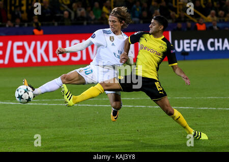 Dortmund. 26 Sep, 2017. Luka Modric (L) von Real Madrid Mias mit Mahmoud Dahoud Dortmund während der UEFA Champions League Gruppe H Spiel im Signal Iduna Park auf Sept. 26, 2017 in Dortmund, Deutschland. Real Madrid gewann 3-1. Quelle: Joachim Bywaletz/Xinhua/Alamy leben Nachrichten Stockfoto