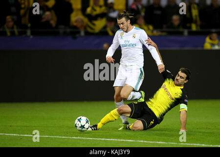 Dortmund. 26 Sep, 2017. Gareth Bale (oben) von Real Madrid Mias für die Kugel während der UEFA Champions League Gruppe H Spiel gegen Borussia Dortmund am Signal Iduna Park an Sept. 26, 2017 in Dortmund, Deutschland. Real Madrid gewann 3-1. Quelle: Joachim Bywaletz/Xinhua/Alamy leben Nachrichten Stockfoto