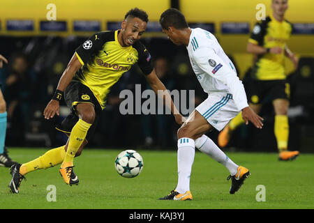 Dortmund. 26 Sep, 2017. Pierre-Emerick Aubameyang (L) von Dortmund konkurriert während der UEFA Champions League Gruppe H Spiel gegen Real Madrid am Signal Iduna Park an Sept. 26, Dortmund, Deutschland 2017. Real Madrid gewann 3-1. Quelle: Joachim Bywaletz/Xinhua/Alamy leben Nachrichten Stockfoto