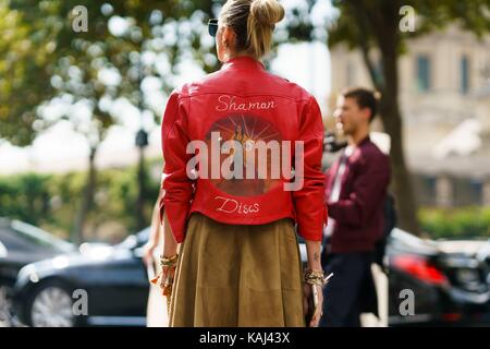 Paris, Frankreich. 26 Sep, 2017. Blogger Helena Bordon posing außerhalb der Dior Landebahn zeigen, während Paris Fashion Week - 26. September 2017 - Quelle: Start- und Landebahn Manhattan/Gnade Lunn *** Für die redaktionelle Nutzung nur*** | Verwendung weltweit/dpa/Alamy leben Nachrichten Stockfoto