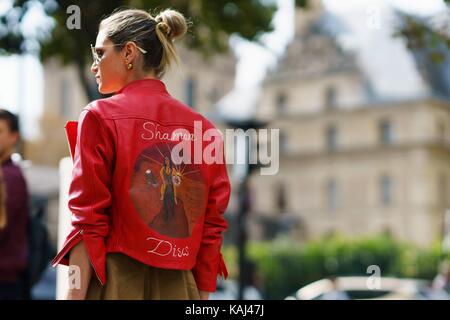 Paris, Frankreich. 26 Sep, 2017. Blogger Helena Bordon posing außerhalb der Dior Landebahn zeigen, während Paris Fashion Week - 26. September 2017 - Quelle: Start- und Landebahn Manhattan/Gnade Lunn *** Für die redaktionelle Nutzung nur*** | Verwendung weltweit/dpa/Alamy leben Nachrichten Stockfoto