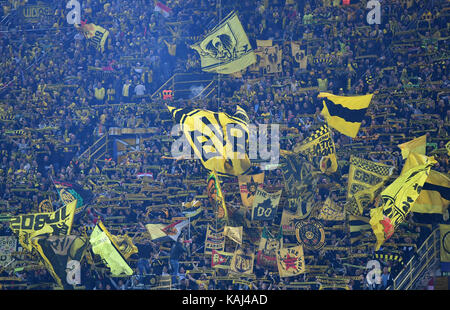 Dortmund, Deutschland. 26 Sep, 2017. Der Dortmunder Fans folgen Sie der UEFA Champions League Fußball-Spiel zwischen Borussia Dortmund und Real Madrid im Signal-Iduna-Park in Dortmund, Deutschland, 26. September 2017. Quelle: Bernd Thissen/dpa/Alamy leben Nachrichten Stockfoto