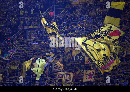 Dortmund, Deutschland. 26 Sep, 2017. Der Dortmunder Fans feiern vor dem UEFA Champions League Fußball-Spiel zwischen Borussia Dortmund und Real Madrid im Signal-Iduna-Park in Dortmund, Deutschland, 26. September 2017. Credit: Federico Gambarini/dpa/Alamy leben Nachrichten Stockfoto