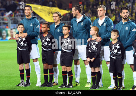 Dortmund, Deutschland. 26 Sep, 2017. Madrids Cristiano Ronaldo (L-R), Luka Modri ·, Gareth Bale, Toni Kroos und Isco stand auf dem Feld vor der UEFA Champions League Fußball-Spiel zwischen Borussia Dortmund und Real Madrid im Signal-Iduna-Park in Dortmund, Deutschland, 26. September 2017. Credit: Federico Gambarini/dpa/Alamy leben Nachrichten Stockfoto