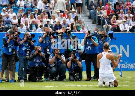 Karolina Pliskova Tschechien posiert für die Fotografen nach dem Sieg gegen Caroline Wozniacki von Dänemark während der Frauen Finale der Aegon International an der Devonshire Park, Eastbourne. 01 Jun 2017 Stockfoto