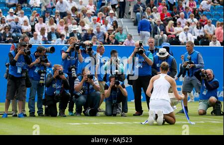 Karolina Pliskova Tschechien posiert für die Fotografen nach dem Sieg gegen Caroline Wozniacki von Dänemark während der Frauen Finale der Aegon International an der Devonshire Park, Eastbourne. 01 Jun 2017 Stockfoto