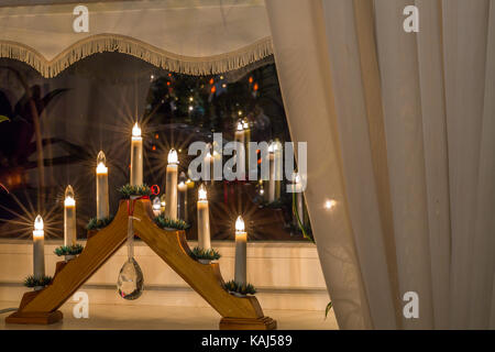 Advent elektrischen Kerzen auf Fensterbank Stockfoto