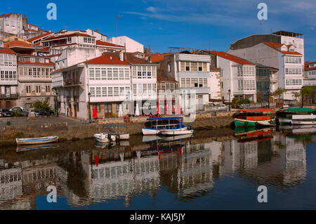 Strassenbild mit Fluss Mandeo, Betanzos, Provinz La Coruña, Region Galicien, Spanien, Europa Stockfoto