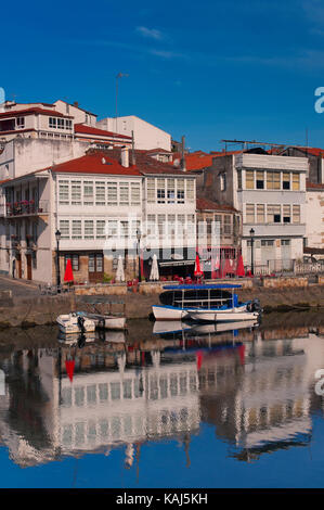 Strassenbild mit Fluss Mandeo, Betanzos, Provinz La Coruna, Region Galicien, Spanien, Europa Stockfoto