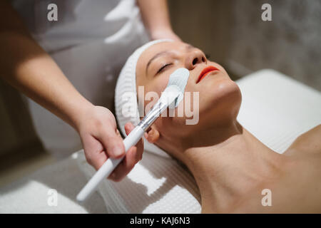 Masseur, die Gesichtsmaske Stockfoto