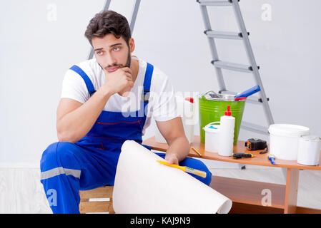 Handwerker, Renovierung Reparatur im Haus mit Papier Tapete Stockfoto