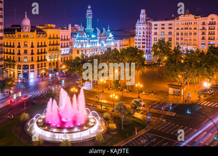 Valencia Plaza del Ayuntamiento, Blick bei Nacht auf den bunten Springbrunnen auf der Plaza del Ayuntamiento im Zentrum von Valencia, Spanien Stockfoto