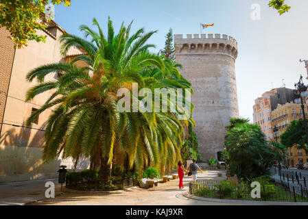 Valencia Spanien Urlaub, ein paar Spaziergang in Richtung Torres de Quart Stadttor aus dem 15th. Jahrhundert auf der Westseite der zentralen Altstadt von Valencia. Stockfoto