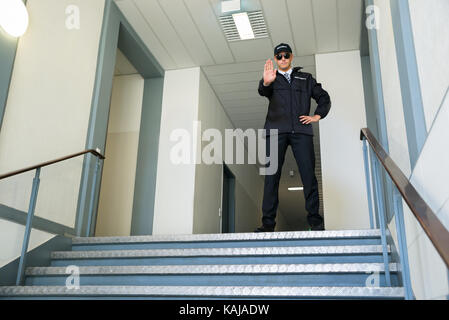 Zuversichtlich männlichen Sicherheit Schutz vor Eingang der Stop Geste Stockfoto