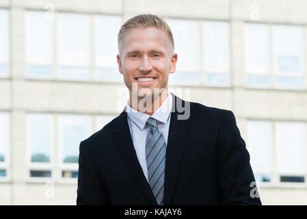 Portrait Of Happy junge Unternehmer außerhalb Stockfoto