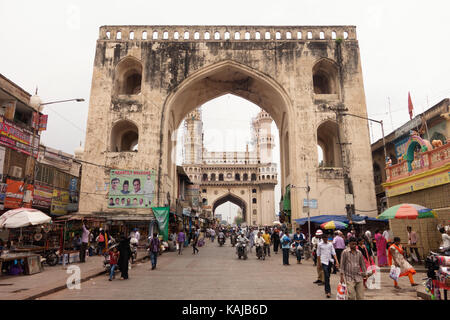 HYDERABAD, INDIEN - 25. SEPTEMBER 2017. Ein Blick auf historische Charminar aus Charkaman in Hyderabad, Indien. Stockfoto