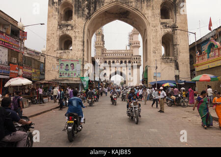 HYDERABAD, INDIEN - 25. SEPTEMBER 2017. Ein Blick auf historische Charminar aus Charkaman in Hyderabad, Indien. Stockfoto