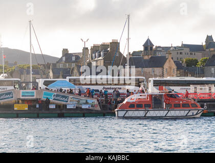 Touristen aus Kreuzfahrtschiff in Lerwick, Shetlandinseln, Schottland, UK Stockfoto