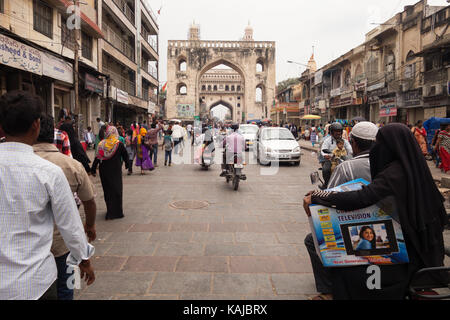 HYDERABAD, INDIEN - 25. SEPTEMBER 2017. Ein Blick auf historische Charminar aus Charkaman in Hyderabad, Indien. Stockfoto