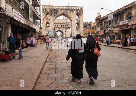 HYDERABAD, INDIEN - 25. SEPTEMBER 2017. Ein Blick auf historische Charminar aus Charkaman in Hyderabad, Indien. Stockfoto