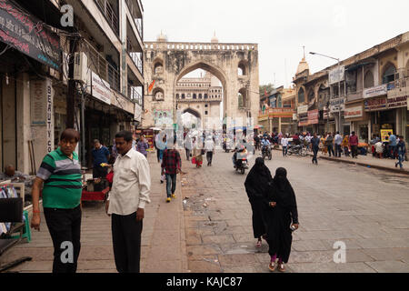 HYDERABAD, INDIEN - 25. SEPTEMBER 2017. Ein Blick auf historische Charminar aus Charkaman in Hyderabad, Indien. Stockfoto