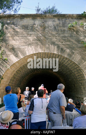 Eintrag von einem Kreuzfahrtschiff in einen Tunnel du Canal du Midi in der Nähe von Béziers Stockfoto