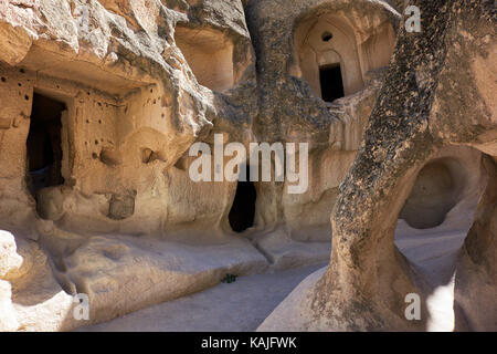 Typische Rock House in Feenkamine, erodierten Felsformationen aus Sandstein, in der Nähe von Göreme und Pasabagi Çavusin. Kappadokien. Zentralanatolien. Türkei Stockfoto