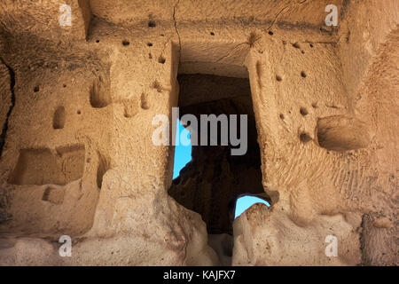 Typische Rock House in Feenkamine, erodierten Felsformationen aus Sandstein, in der Nähe von Göreme und Pasabagi Çavusin. Kappadokien. Zentralanatolien. Türkei Stockfoto
