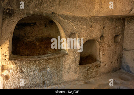 Typische Rock House in Feenkamine, erodierten Felsformationen aus Sandstein, in der Nähe von Göreme und Pasabagi Çavusin. Kappadokien. Zentralanatolien. Türkei Stockfoto