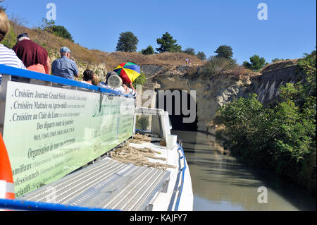 Eintrag von einem Kreuzfahrtschiff in einen Tunnel du Canal du Midi in der Nähe von Béziers Stockfoto