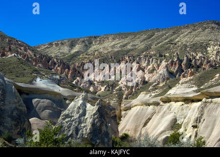 Typische Landschaft mit Feenkamine, erodiert Sandstein Felsformationen in Pasabagi, in der Nähe von Göreme und Çavusin. Kappadokien. Zentralanatolien. Türkei Stockfoto