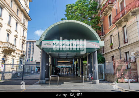 Eingang zu den Zug Malpensa Express zum Bahnhof Cadorna Bahnhof in Mailand, Lombardei, Italien Stockfoto