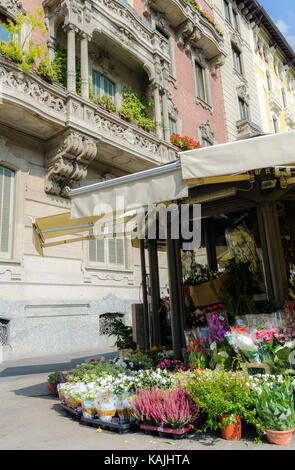 Flower Shop in Mailand, Lombardei, Italien. Auch Blumen auf dem Balkon einer schönen Kunst - noevau Gebäude Stockfoto