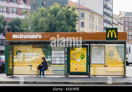 Eine Bushaltestelle in Mailand, Lombardei, Italien gefördert von der Fast-Food-Riese Mcdonald's Stockfoto