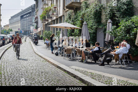 Italienische Männer und Frauen genießen Sie einen Aperitif auf der Terrasse im Brera, Mailand, Lombardei, Italien Stockfoto