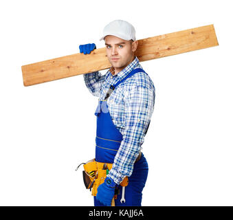 Portrait von junger Schreiner Ausführung Holzbrett über seine Schulter auf weißem Hintergrund Stockfoto