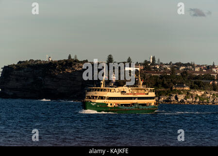 Die von der Regierung betriebene Pendlerfähre von Manly/Sydney, die von Sydney aus am Nordhafen in New South Wales, Australien, nach Manley fährt Stockfoto