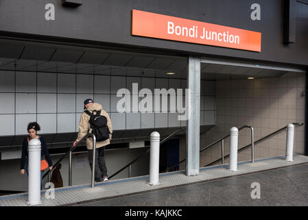 Pendler an der Bondi Junction im östlichen Vorort von Sydney in New South Wales. Bondi Junction verfügt über einen neuen Pendlerbus-Terminal, einen Bahnhof und Ti Stockfoto