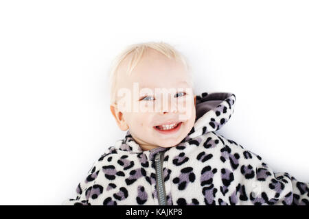 Portrait von niedlichen kleinen lächelnden Jungen tragen hoodie auf weißem Hintergrund Stockfoto