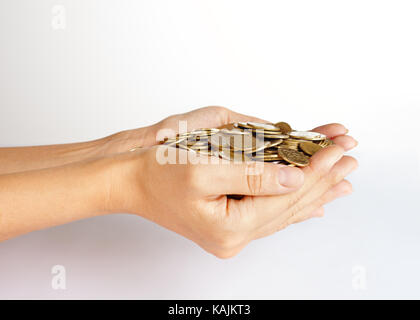 Eine Handvoll Münzen in die Hände. Geld und Finanzen Konzept. Speichern Konzept Stockfoto