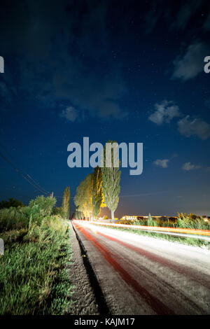 Blue Sky Nacht Straße lange Belichtung Stockfoto
