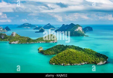 Tropische Inselgruppe in Ang Thong National Marine Park, Thailand. Ansicht von oben Stockfoto